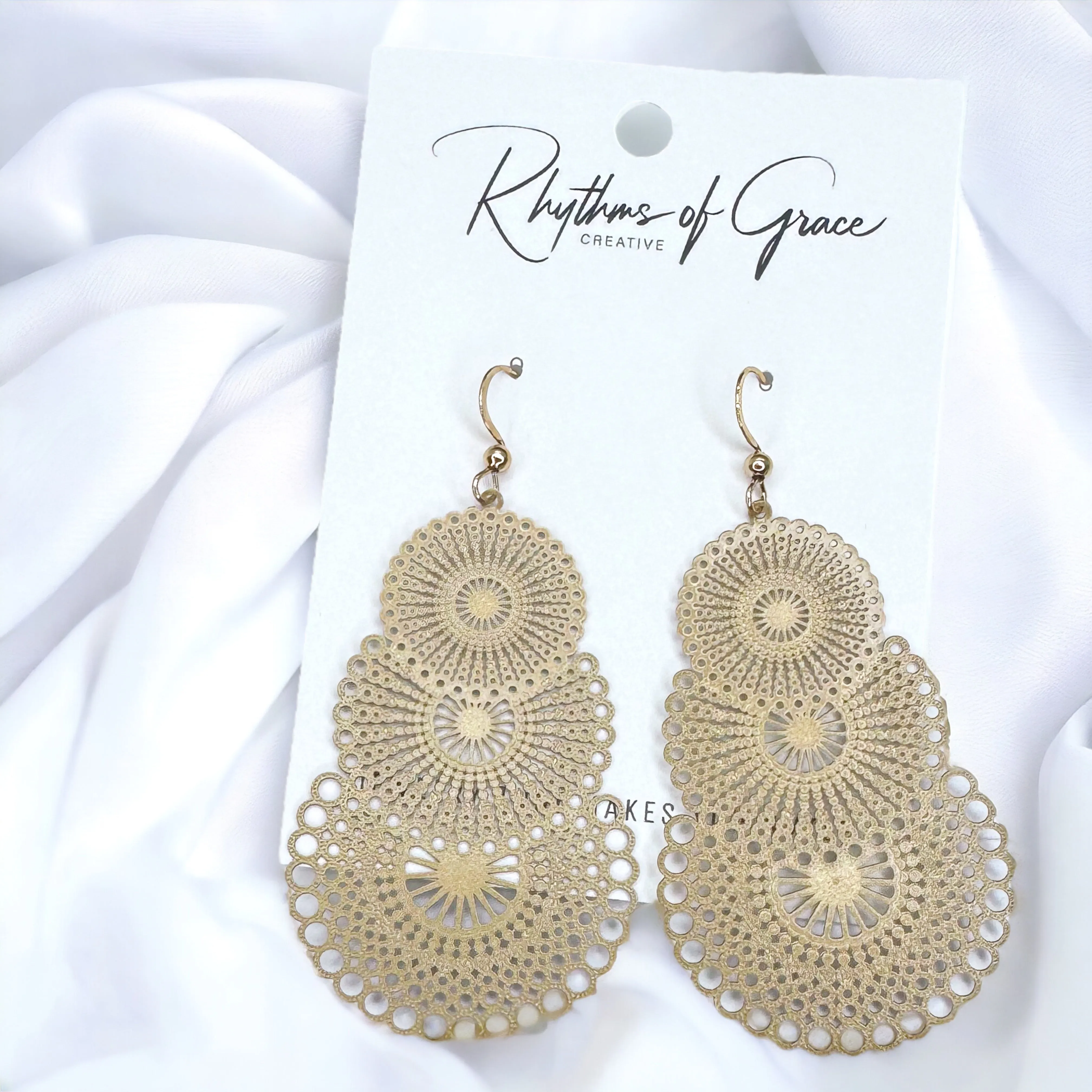 Khaki Dangle Earrings: A Touch of Elegance!