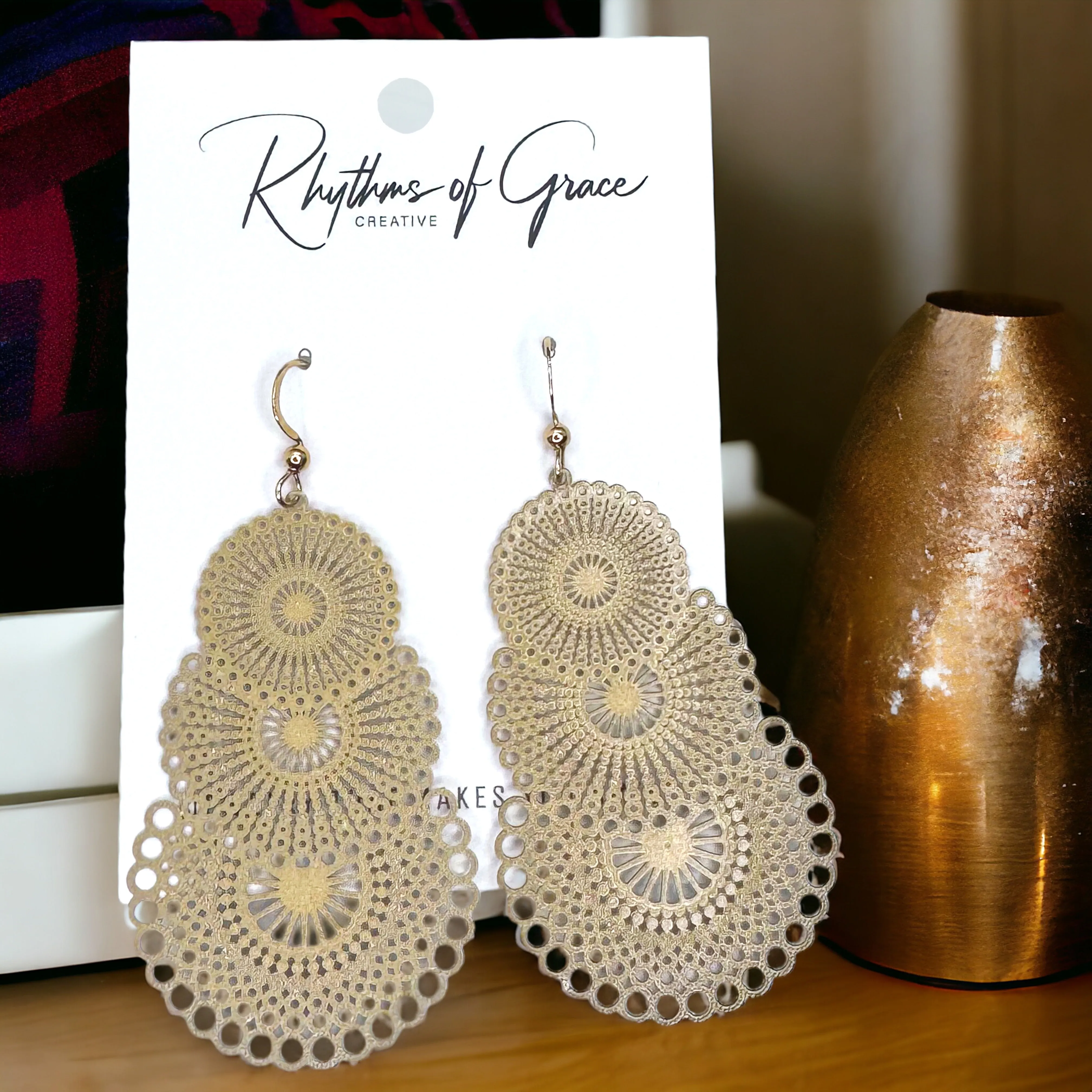 Khaki Dangle Earrings: A Touch of Elegance!