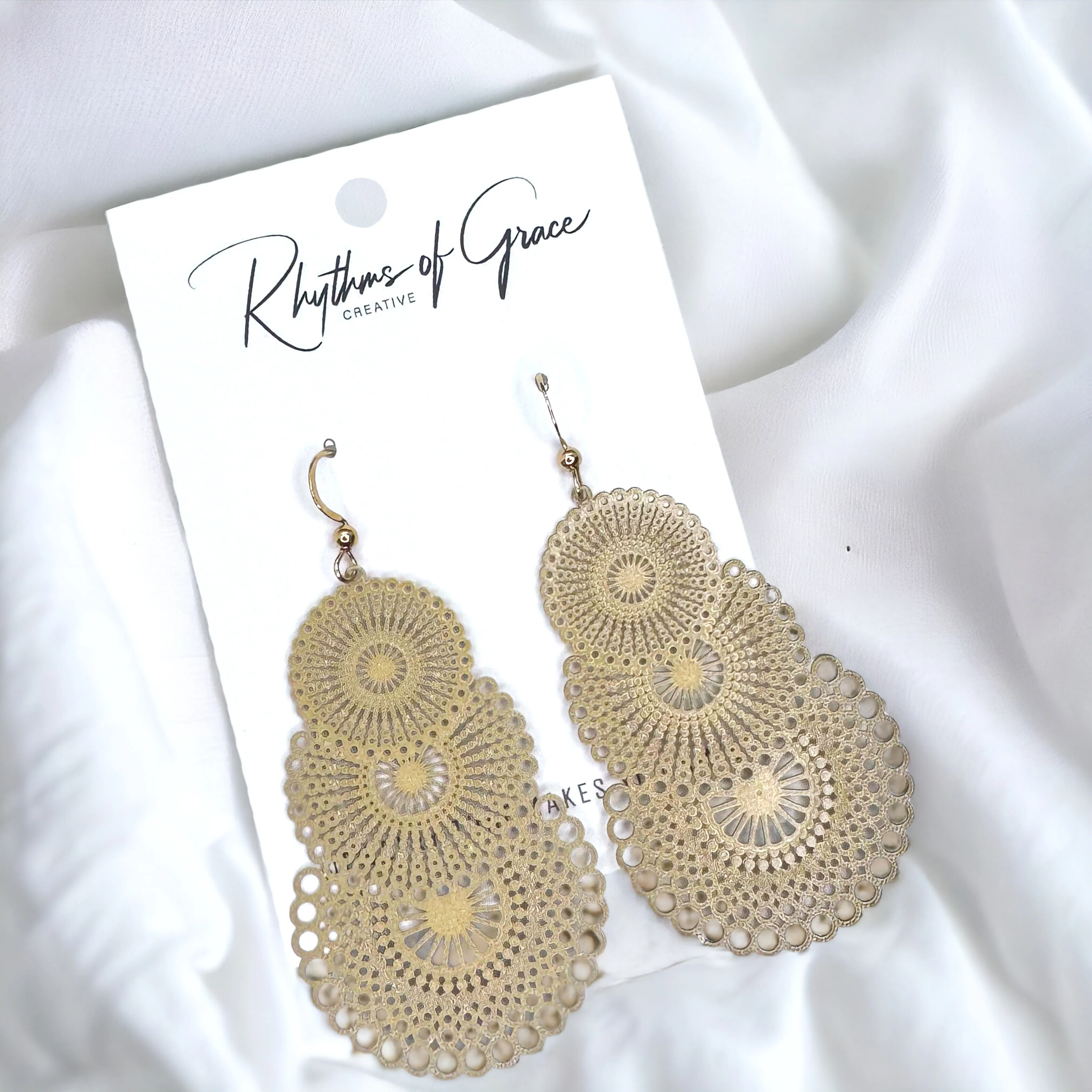 Khaki Dangle Earrings: A Touch of Elegance!